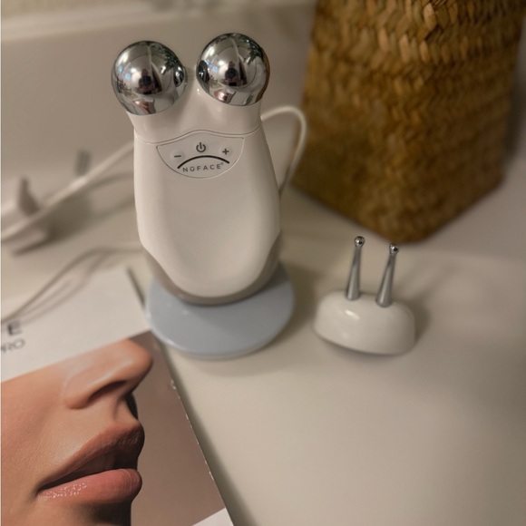 NuFace Trinity+ with lip/eye attachment - Picture 2 of 3